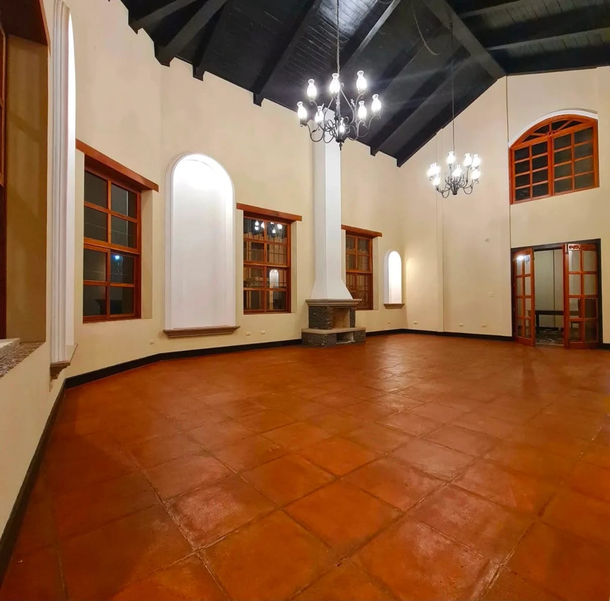 Lujosa Casa de Esquina. Boulevard Principal en Bella Vista Jocotenango — Casa en Venta en Jocotenango, Sacatepéquez — foto 2 de 9