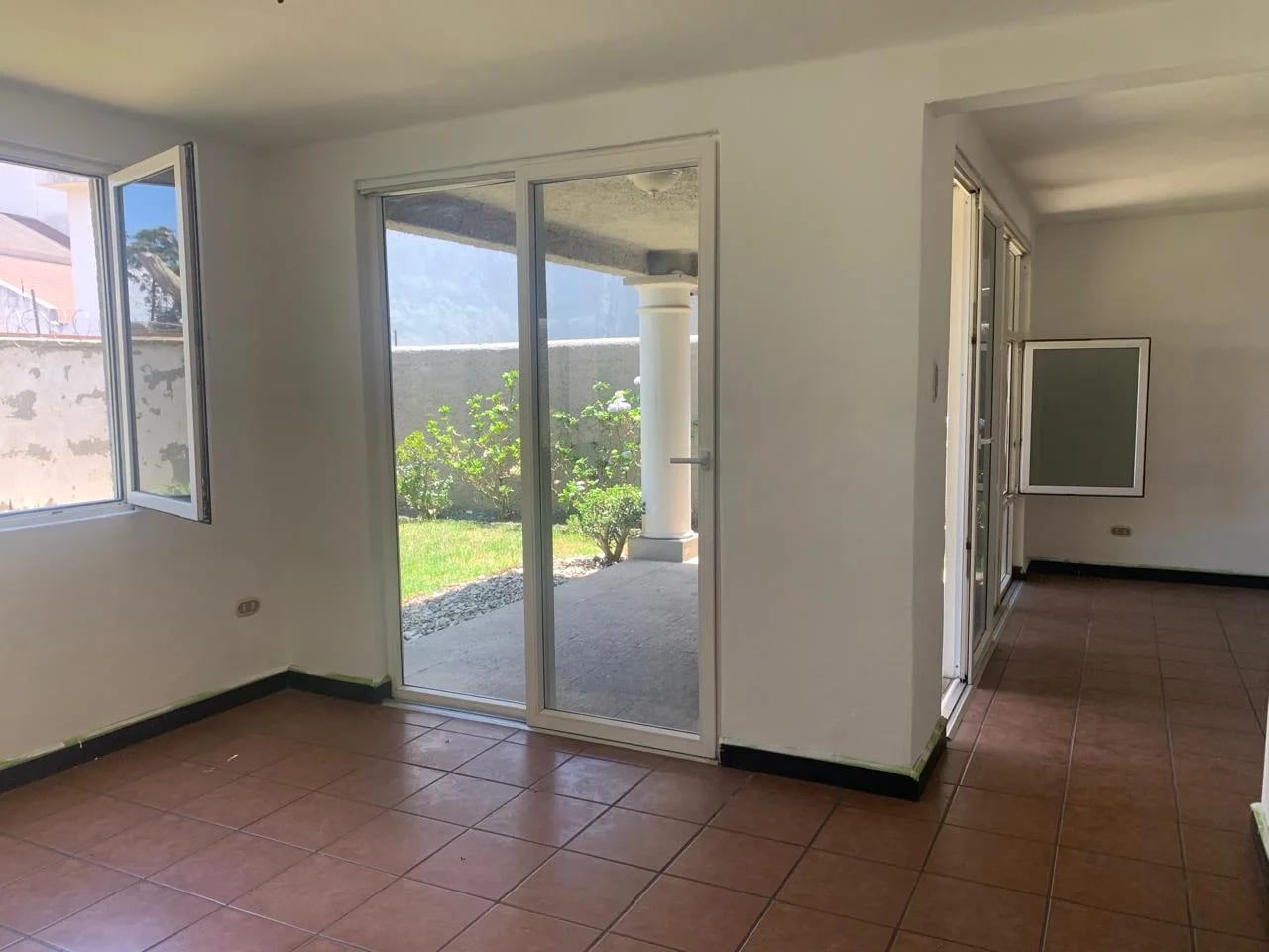 BONITA CASA EN SELECTO CONDOMINIO KM 13 CAES — Casa en Alquiler en Carretera a El Salvador, Guatemala, Ciudad — foto 3 de 12