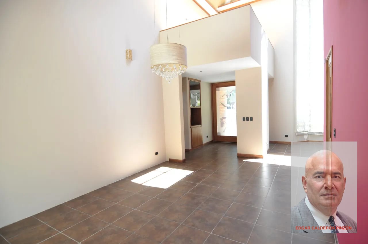 Casa Contemporánea de 2 Niveles con Piscina en Sacatepéquez — Casa en Venta en Santiago Sacatepéquez, Sacatepéquez — foto 3 de 17