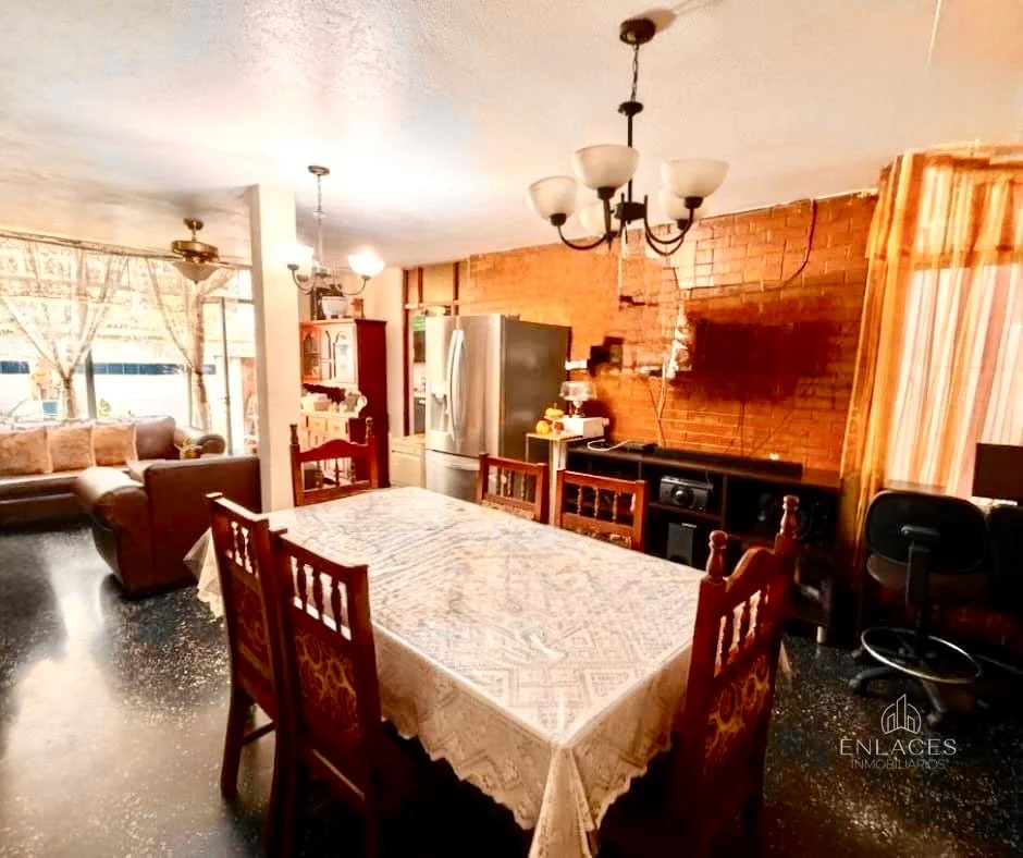 Zona 6 • Casa en Venta • Colonia San Rafael - 1