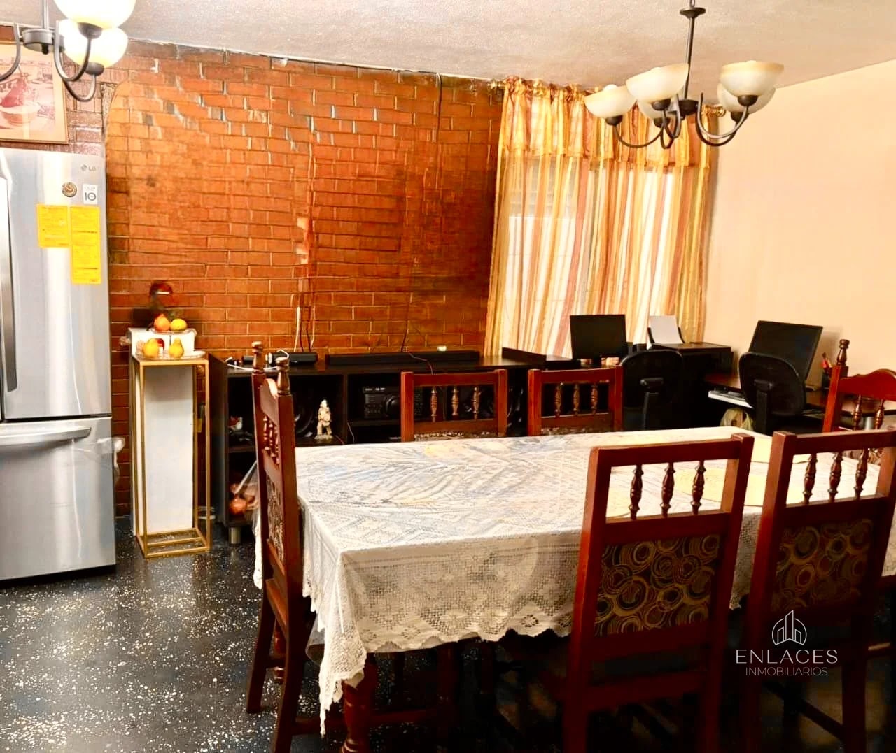 Zona 6 • Casa en Venta • Colonia San Rafael - 6