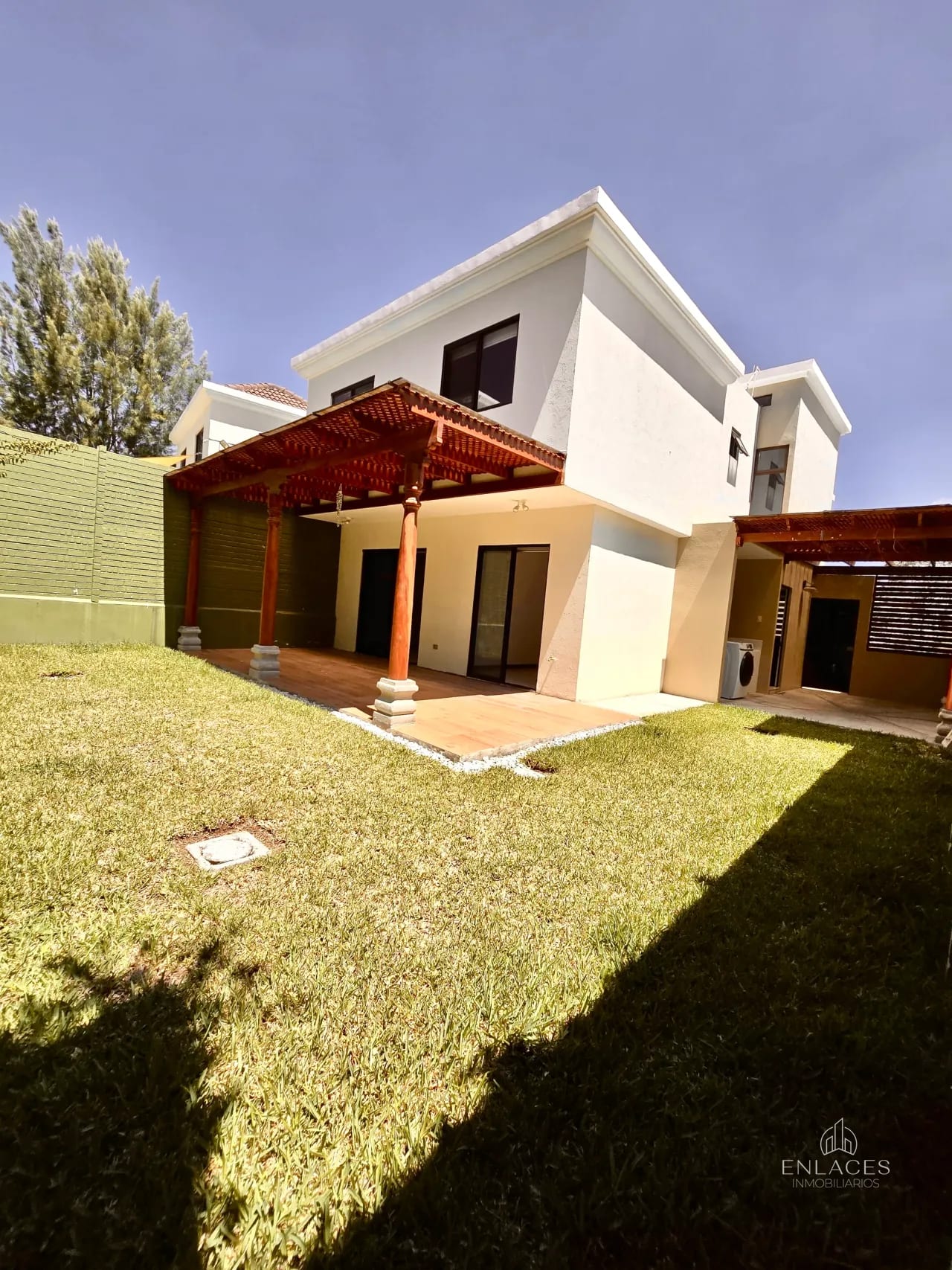 Zona 16 • Casa en Venta • Condominio Vistas de San Isidro — Casa en Venta en Zona 16, Guatemala, Ciudad — foto 1 de 15