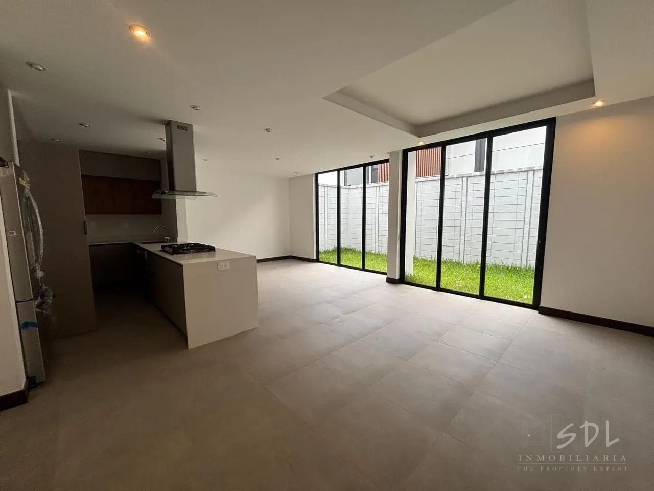 Zona 10 — Casa en Alquiler en Zona 10, Guatemala, Ciudad — foto 1 de 6