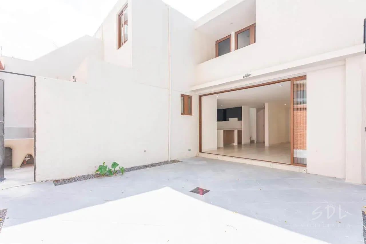 Zona 10 — Casa en Venta en Zona 10, Guatemala, Ciudad — foto 1 de 8