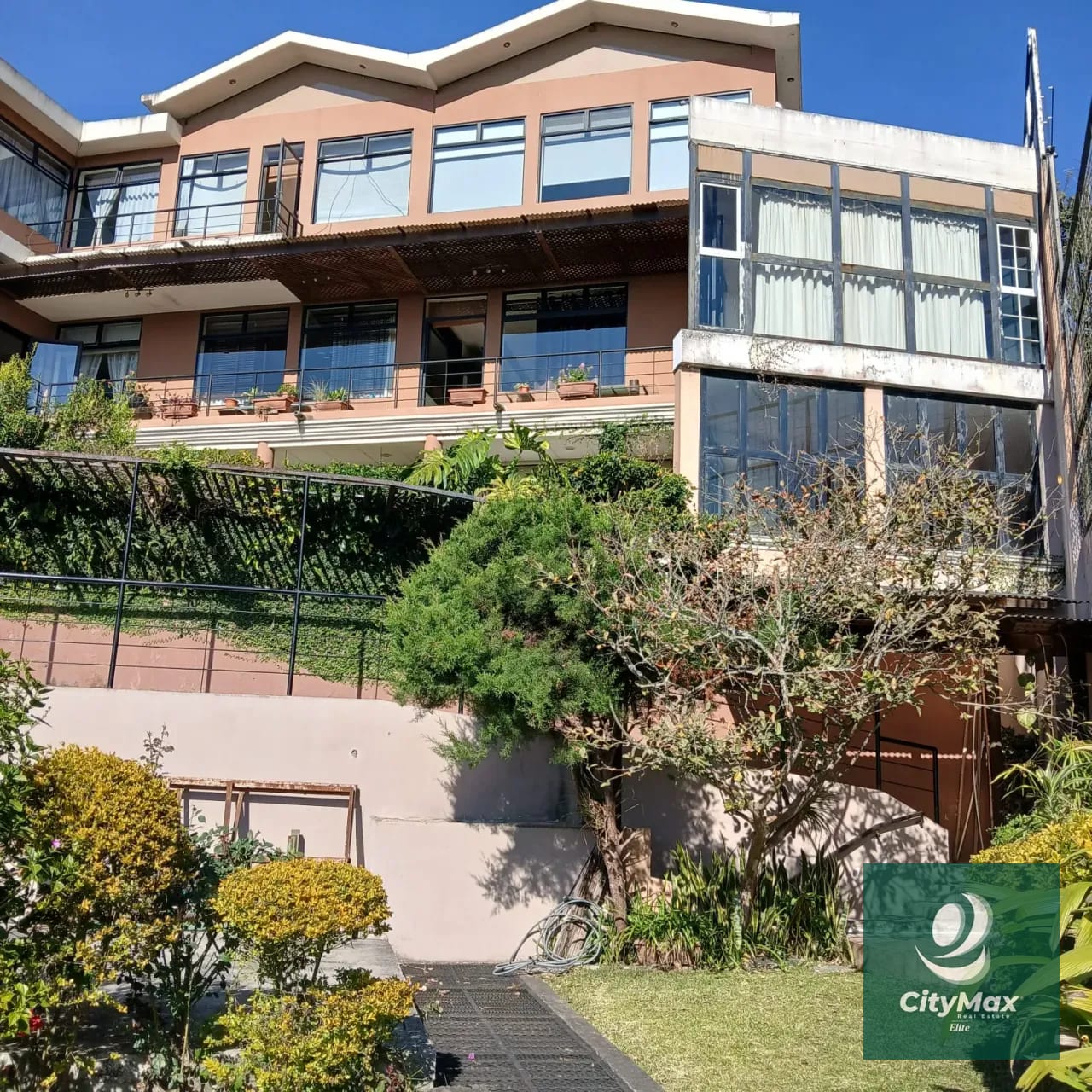 Espectacular casa en Condominio Residencial en Santa Catarina Pinula, Bellas Luces — Casa en Venta en Bellas Luces, Santa Catarina Pinula, Guatemala, Ciudad — foto 1 de 10