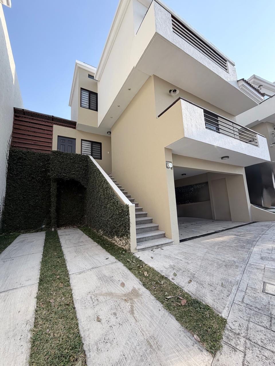 HERMOSA CASA EN VENTA ! VISTAS DE SAN ISIDRO A UN EXCELENTE PRECIO AGENDA HOY TU VISITA — Casa en Venta en Vistas de San Isidro, Zona 16, Guatemala, Ciudad — foto 1 de 17