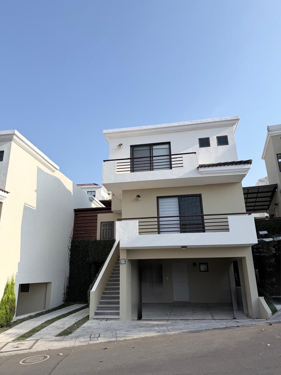 HERMOSA CASA EN VENTA ! VISTAS DE SAN ISIDRO A UN EXCELENTE PRECIO AGENDA HOY TU VISITA — Casa en Venta en Vistas de San Isidro, Zona 16, Guatemala, Ciudad — foto 2 de 17