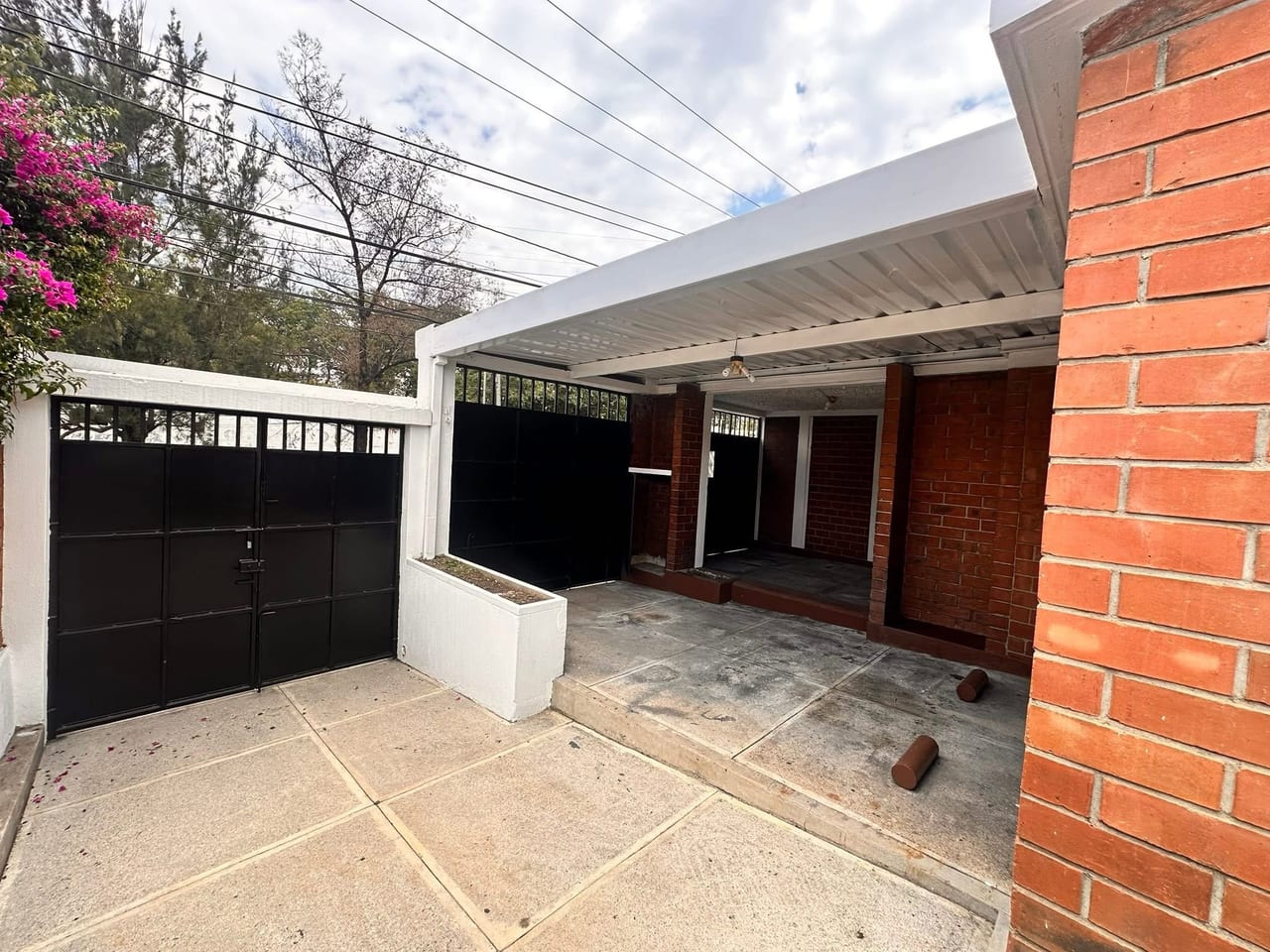 ALQUILO AMPLIA PROPIEDAD EN BULEVAR SUR COUDAD SAN CRISTOBAL PARA OFICINAS O EMPRESA — Casa en Alquiler en Zona 8 Mixco, Guatemala, Ciudad — foto 2 de 16