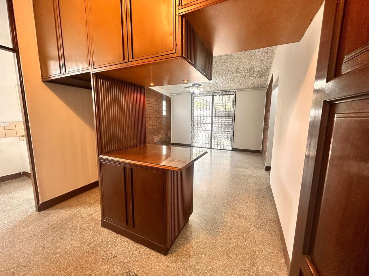 ALQUILO AMPLIA PROPIEDAD EN BULEVAR SUR COUDAD SAN CRISTOBAL PARA OFICINAS O EMPRESA — Casa en Alquiler en Zona 8 Mixco, Guatemala, Ciudad — foto 4 de 16