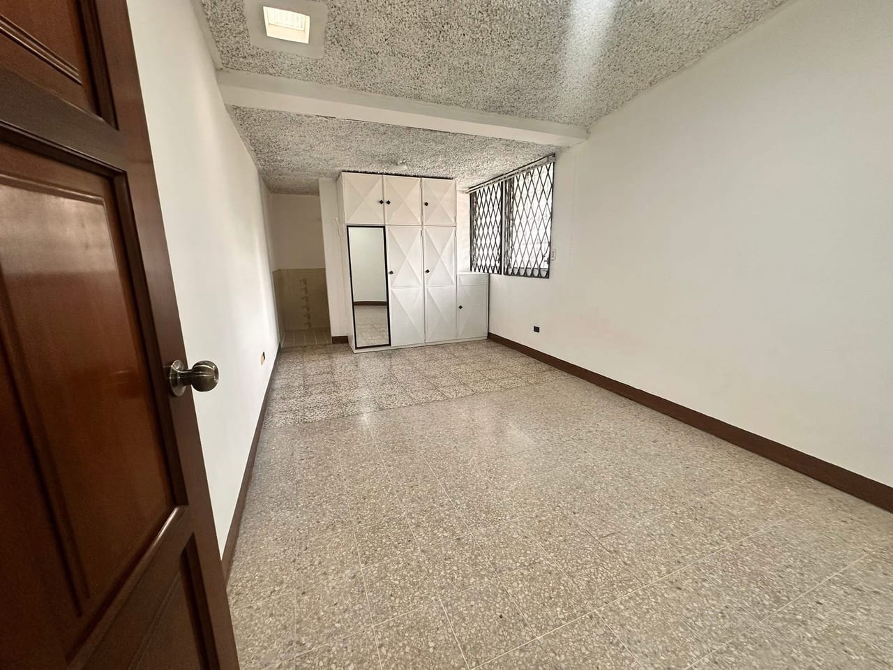 ALQUILO AMPLIA PROPIEDAD EN BULEVAR SUR COUDAD SAN CRISTOBAL PARA OFICINAS O EMPRESA — Casa en Alquiler en Zona 8 Mixco, Guatemala, Ciudad — foto 6 de 16