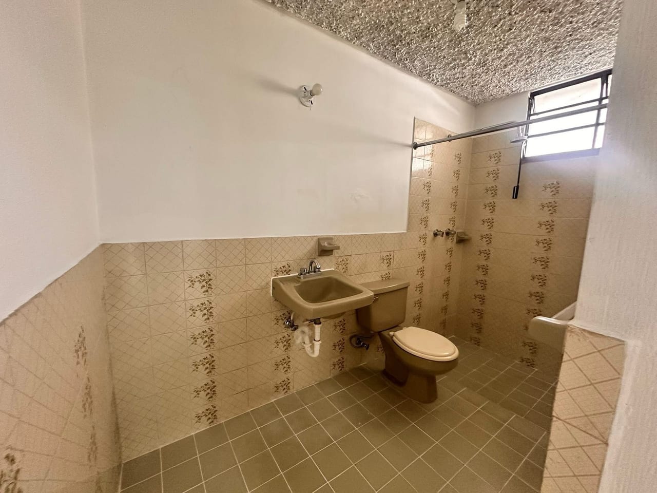 ALQUILO AMPLIA PROPIEDAD EN BULEVAR SUR COUDAD SAN CRISTOBAL PARA OFICINAS O EMPRESA — Casa en Alquiler en Zona 8 Mixco, Guatemala, Ciudad — foto 7 de 16