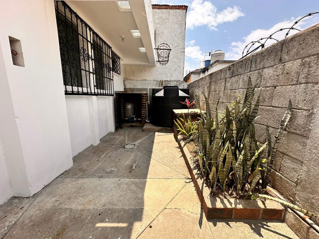 ALQUILO AMPLIA PROPIEDAD EN BULEVAR SUR COUDAD SAN CRISTOBAL PARA OFICINAS O EMPRESA — Casa en Alquiler en Zona 8 Mixco, Guatemala, Ciudad — foto 16 de 16