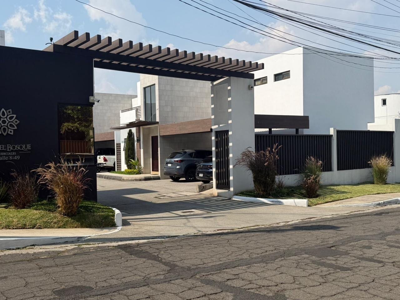 HERMOSA CASA EN CONDOMINIO REAL DEL BOSQUE SECTOR A1/A9 CIUDAD SAN CRISTOBAL POR WALMART — Casa en Venta en Zona 8 Mixco, Guatemala, Ciudad — foto 1 de 16
