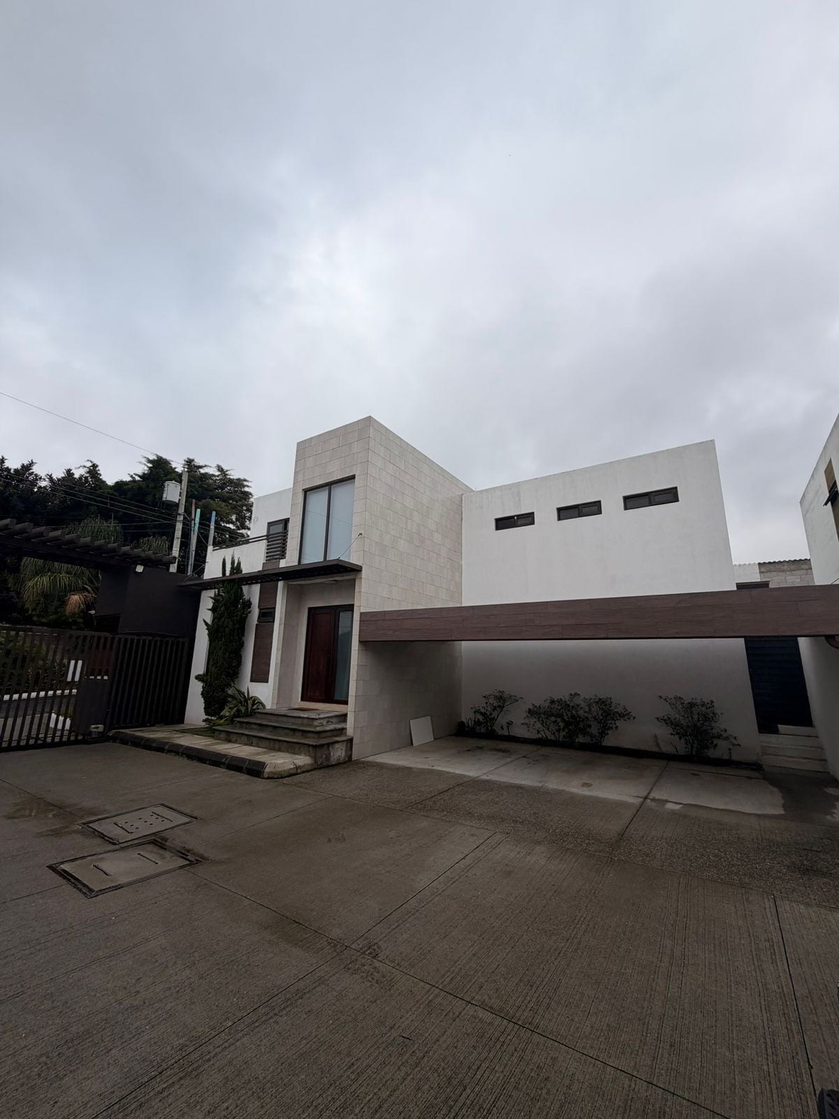 HERMOSA CASA EN CONDOMINIO REAL DEL BOSQUE SECTOR A1/A9 CIUDAD SAN CRISTOBAL POR WALMART — Casa en Venta en Zona 8 Mixco, Guatemala, Ciudad — foto 2 de 16