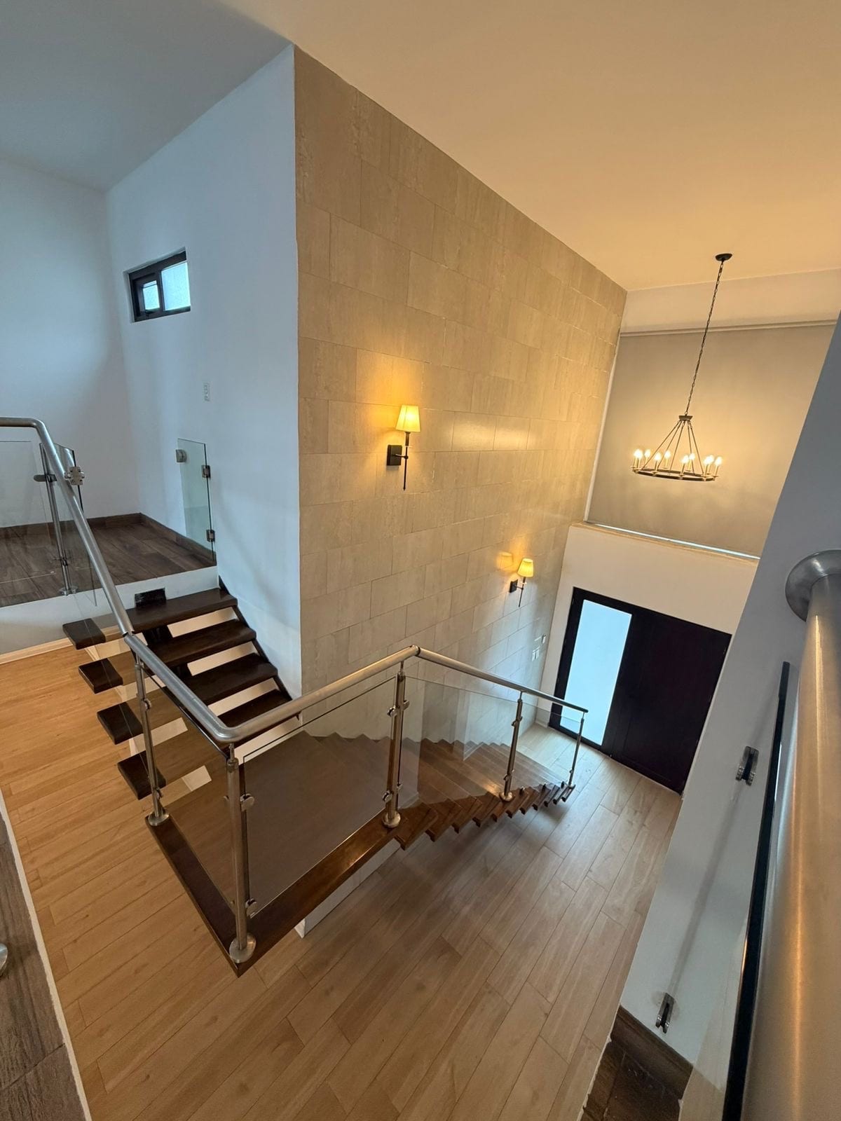 HERMOSA CASA EN CONDOMINIO REAL DEL BOSQUE SECTOR A1/A9 CIUDAD SAN CRISTOBAL POR WALMART — Casa en Venta en Zona 8 Mixco, Guatemala, Ciudad — foto 4 de 16