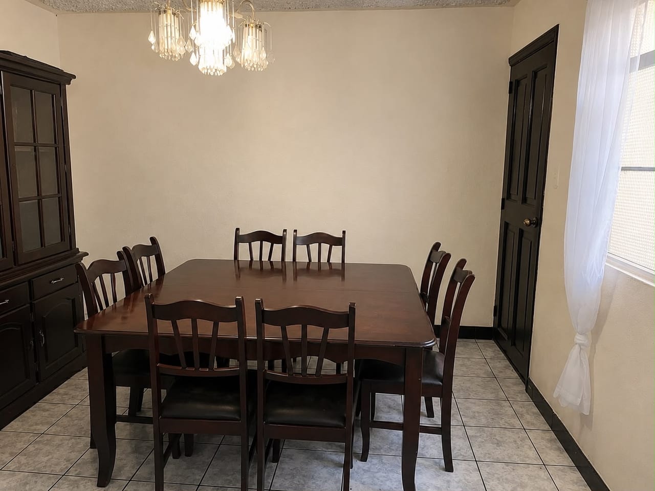 Vendo Casa en Pinares de San Cristobal Zona 8 de Mixco — Casa en Venta en Pinares de San Cristobal, Zona 8 Mixco, Guatemala, Ciudad — foto 3 de 14