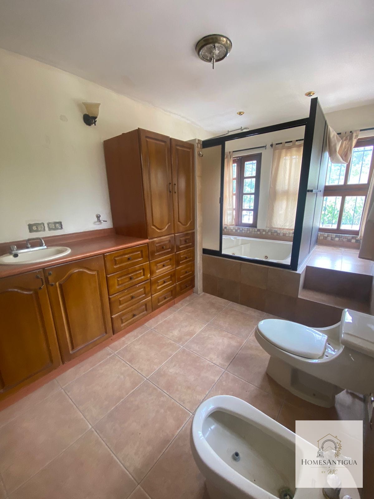 Propiedad grande en renta en Panorama (fuera de condominio ) — Casa en Alquiler en Antigua, Sacatepéquez — foto 3 de 12