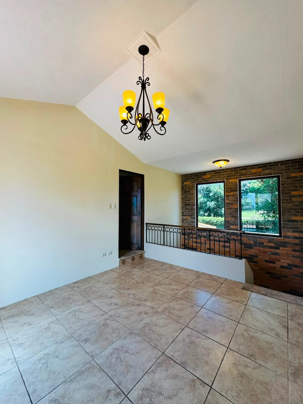 Casa en venta con amplio jardin en Carretera a El Salvador — Casa en Venta en Real del Campo, Carretera a El Salvador, Guatemala, Ciudad — foto 3 de 10