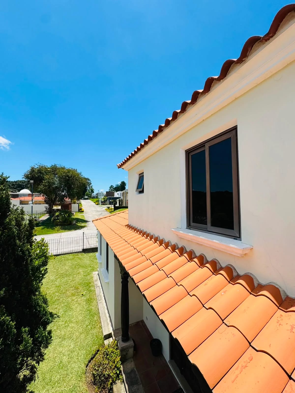 Casa en venta con amplio jardin en Carretera a El Salvador — Casa en Venta en Real del Campo, Carretera a El Salvador, Guatemala, Ciudad — foto 5 de 10