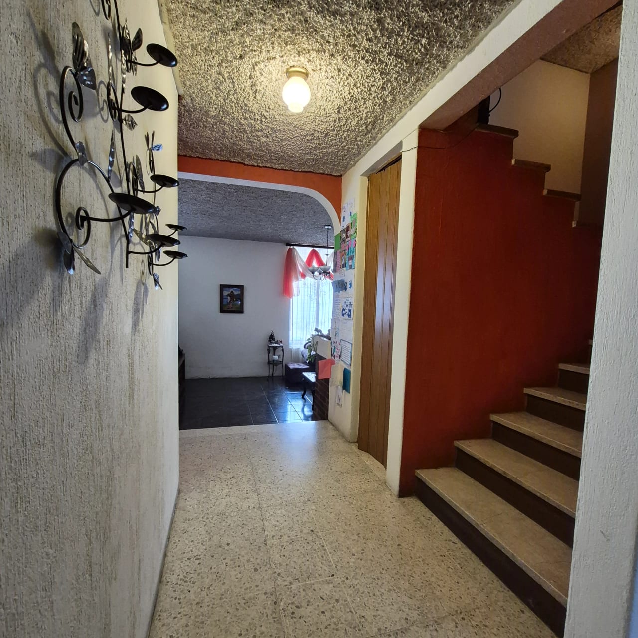 Casa en Venta en Zona 4 de Mixco con Amplio Jardin — Casa en Venta en Bosques de San Nicolás, Zona 4 Mixco, Guatemala, Ciudad — foto 2 de 9