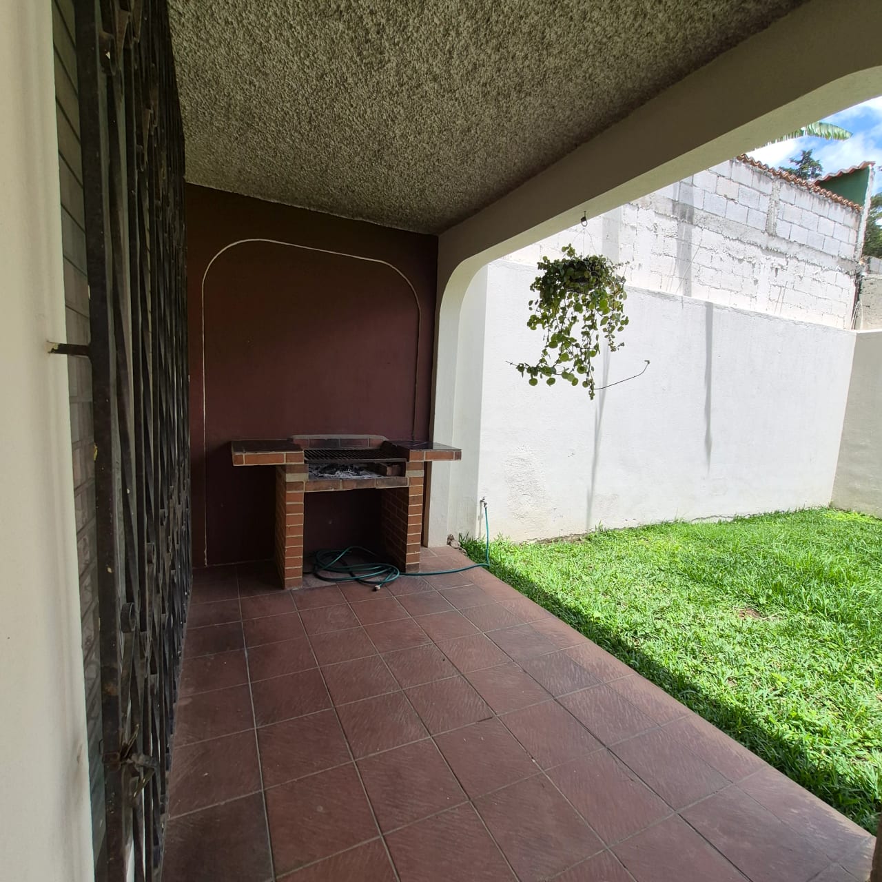 Casa en Venta en Zona 4 de Mixco con Amplio Jardin — Casa en Venta en Bosques de San Nicolás, Zona 4 Mixco, Guatemala, Ciudad — foto 3 de 9