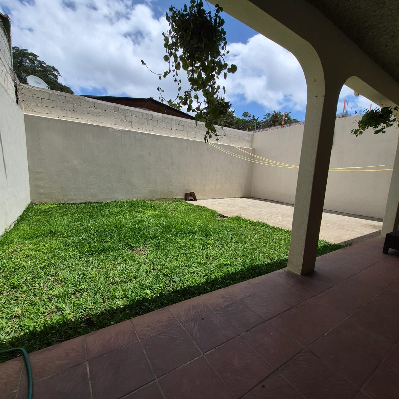 Casa en Venta en Zona 4 de Mixco con Amplio Jardin — Casa en Venta en Bosques de San Nicolás, Zona 4 Mixco, Guatemala, Ciudad — foto 1 de 9