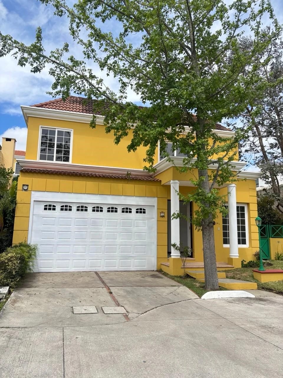 Casa en Venta en Entreverdes con Amplio Jardin — Casa en Venta en Entreverdes, Carretera a El Salvador, Guatemala, Ciudad — foto 1 de 8