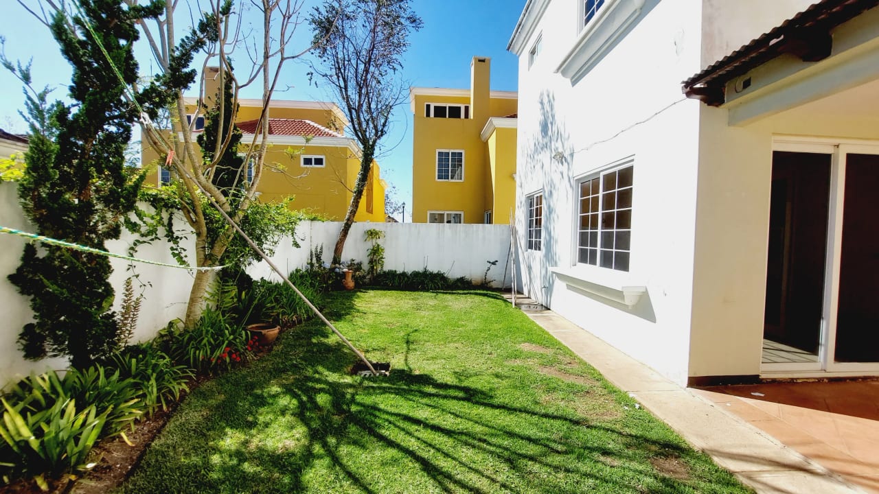 Casa en Venta en Entreverdes — Casa en Venta en Entreverdes, Carretera a El Salvador, Guatemala, Ciudad — foto 1 de 7