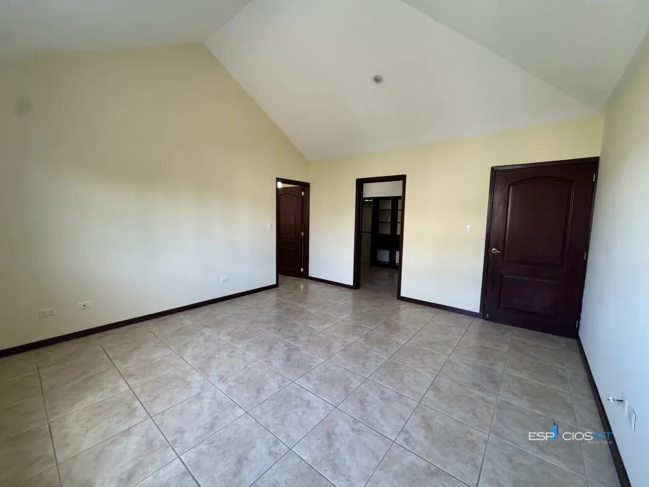 Casa Amplia en Villas de Entreverdes CAES, Entrada a Fraijanes — Casa en Venta en Villas de Entreverdes, Carretera a El Salvador, Guatemala, Ciudad — foto 10 de 10
