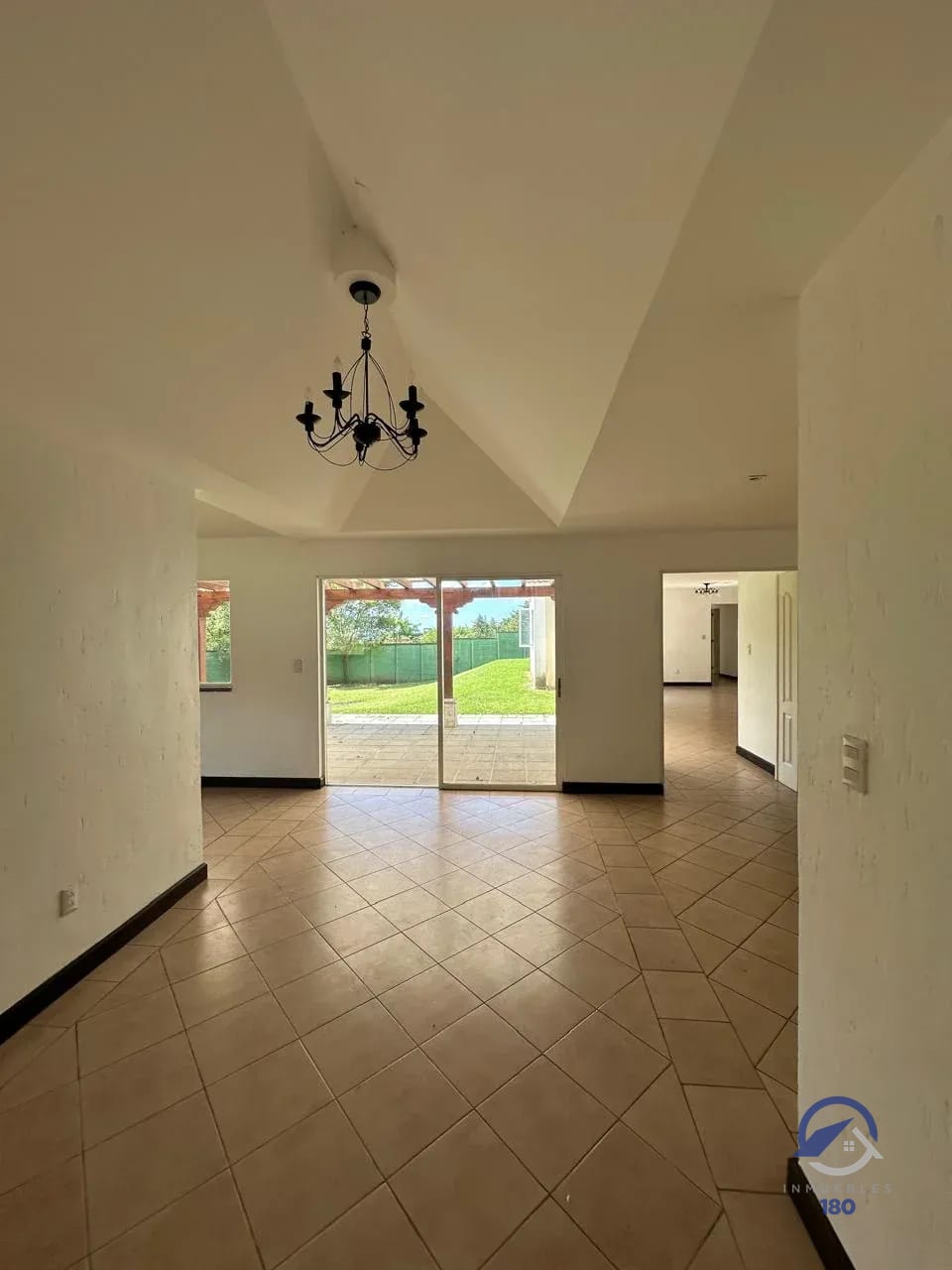 Amplia casa en renta en Condominio Casa y Campo, km 23.5, Carretera a El Salvador — Casa en Alquiler en Carretera a El Salvador, Guatemala, Ciudad — foto 10 de 17