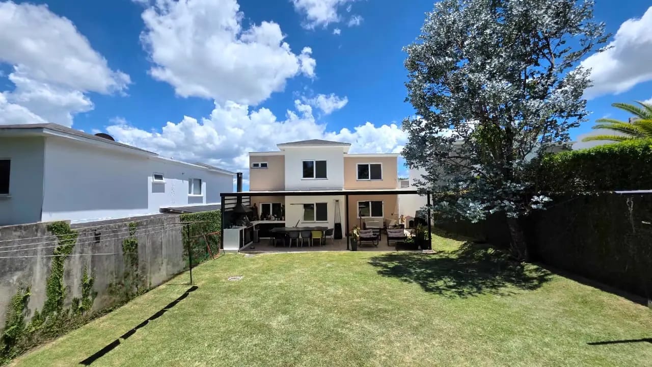 Casa con jardín grande en venta en Carretera a El Salvador La Fontana — Casa en Venta en La Fontana II, Carretera a El Salvador, Guatemala, Ciudad — foto 1 de 17