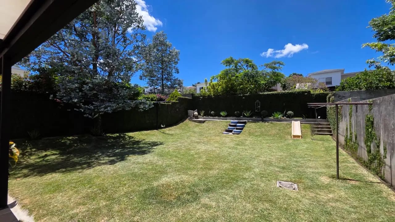 Casa con jardín grande en venta en Carretera a El Salvador La Fontana — Casa en Venta en La Fontana II, Carretera a El Salvador, Guatemala, Ciudad — foto 11 de 17