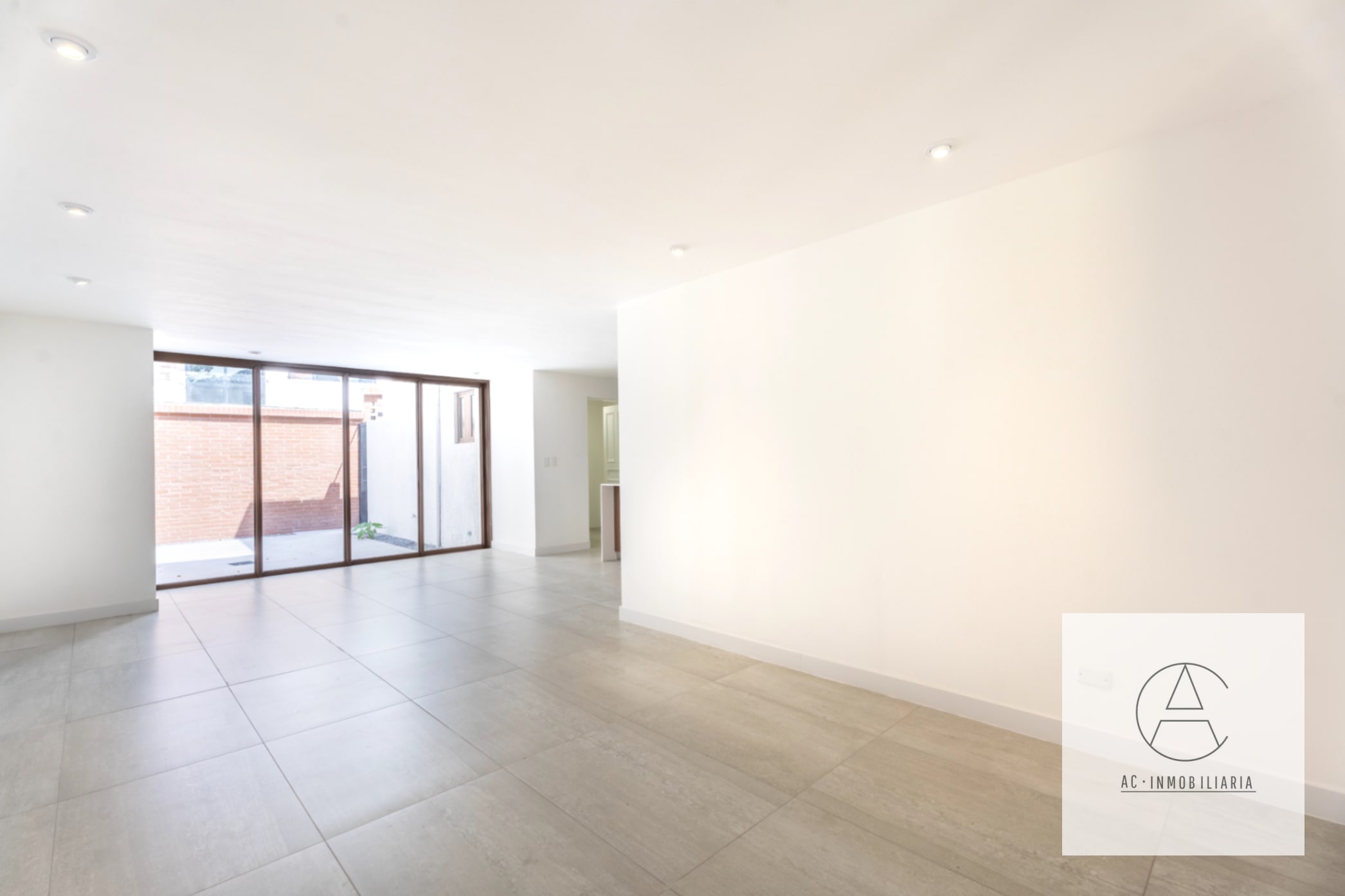 Casa en venta completamente remodelada. Condominio Los Cipreses — Casa en Venta en Zona 10, Guatemala, Ciudad — foto 2 de 17