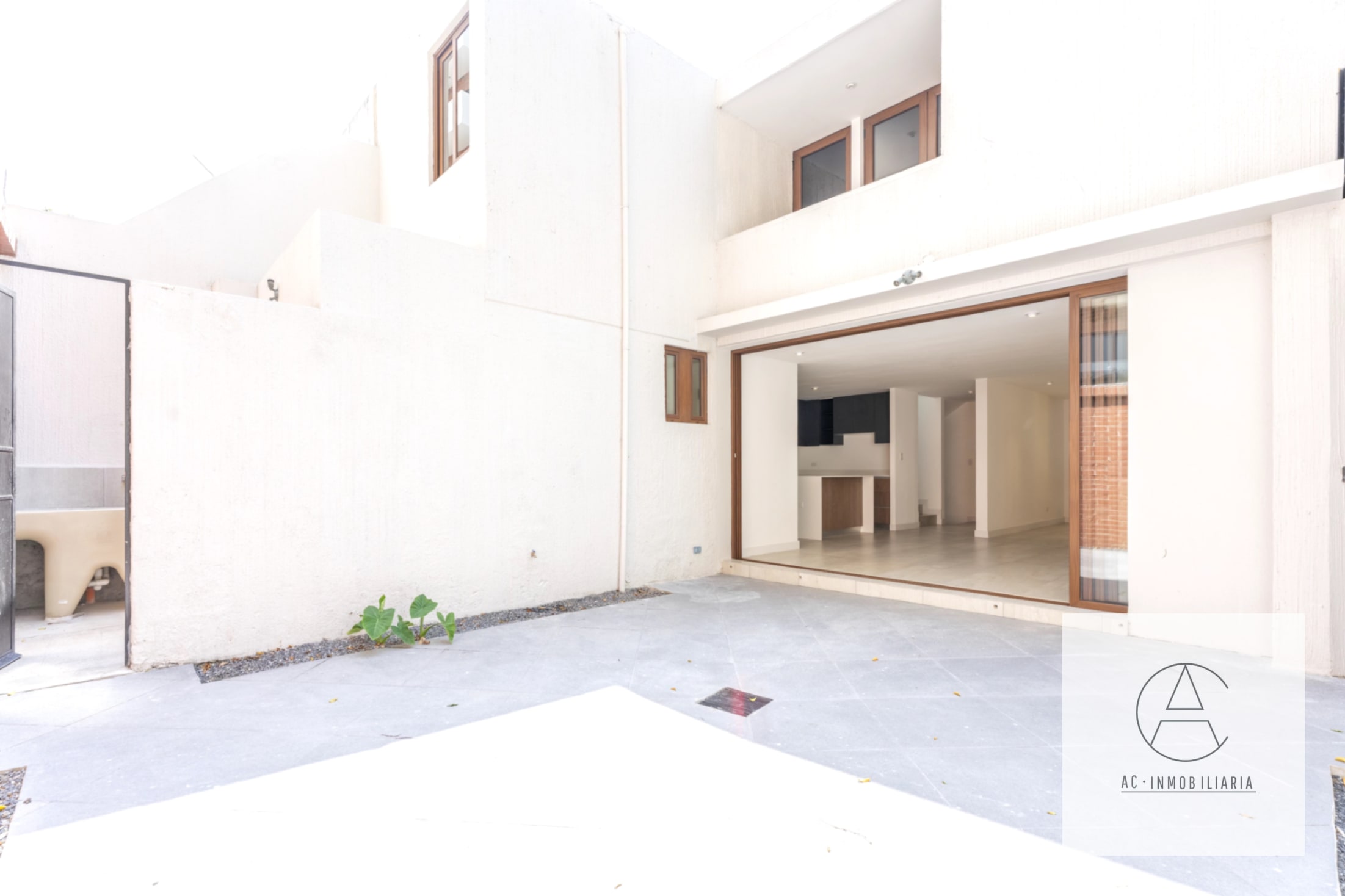 Casa en venta completamente remodelada. Condominio Los Cipreses — Casa en Venta en Zona 10, Guatemala, Ciudad — foto 1 de 17
