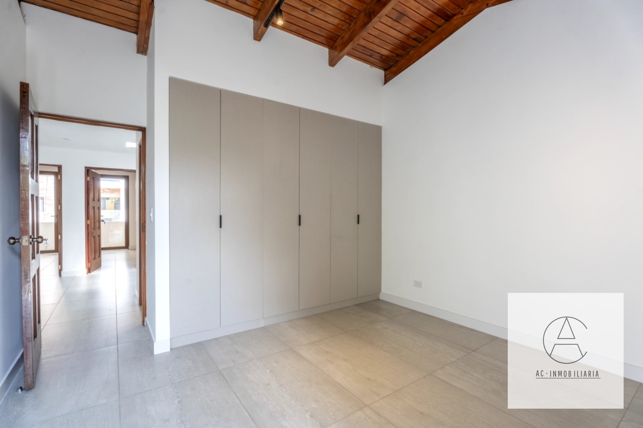 Casa en venta completamente remodelada. Condominio Los Cipreses — Casa en Venta en Zona 10, Guatemala, Ciudad — foto 7 de 17