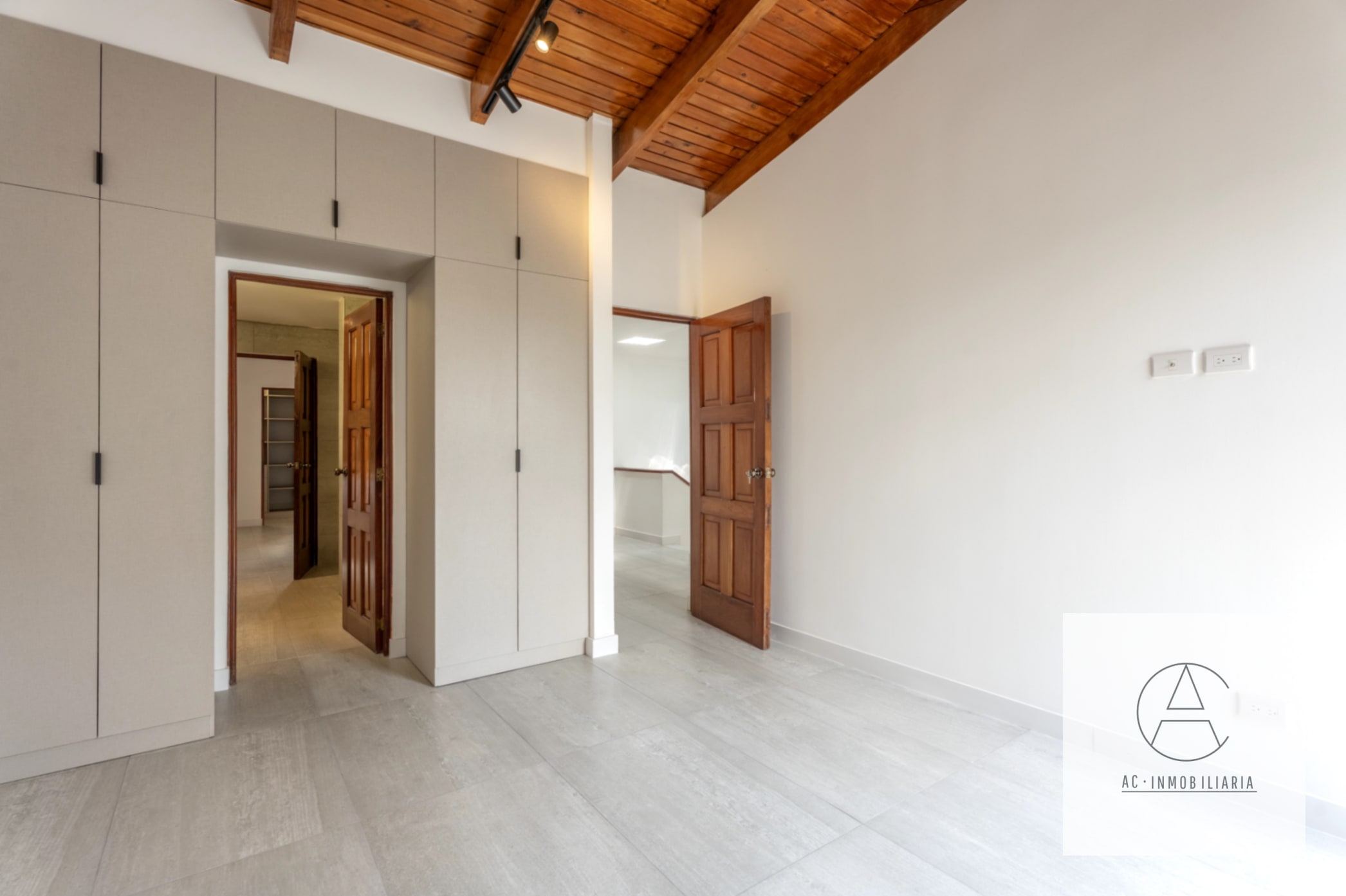 Casa en venta completamente remodelada. Condominio Los Cipreses — Casa en Venta en Zona 10, Guatemala, Ciudad — foto 9 de 17