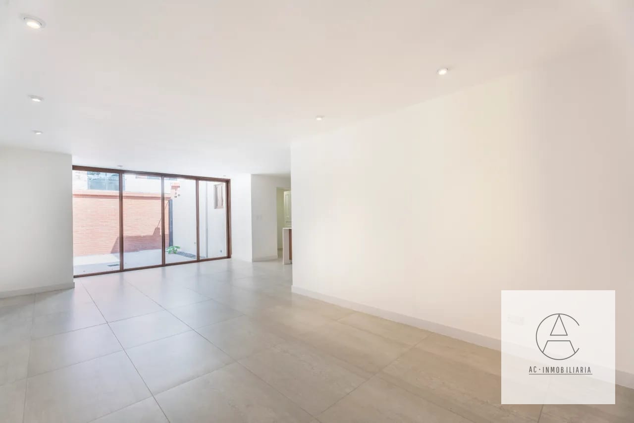 Casa completamente remodelada en Venta. Los Cipreses zona 10 — Casa en Venta en Zona 10, Guatemala, Ciudad — foto 1 de 17