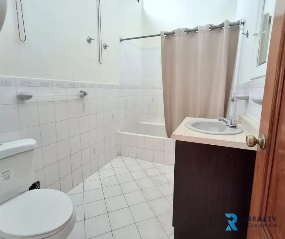 RENTO Casa Zona 4 — Casa en Alquiler en Zona 4, Guatemala, Ciudad — foto 11 de 17