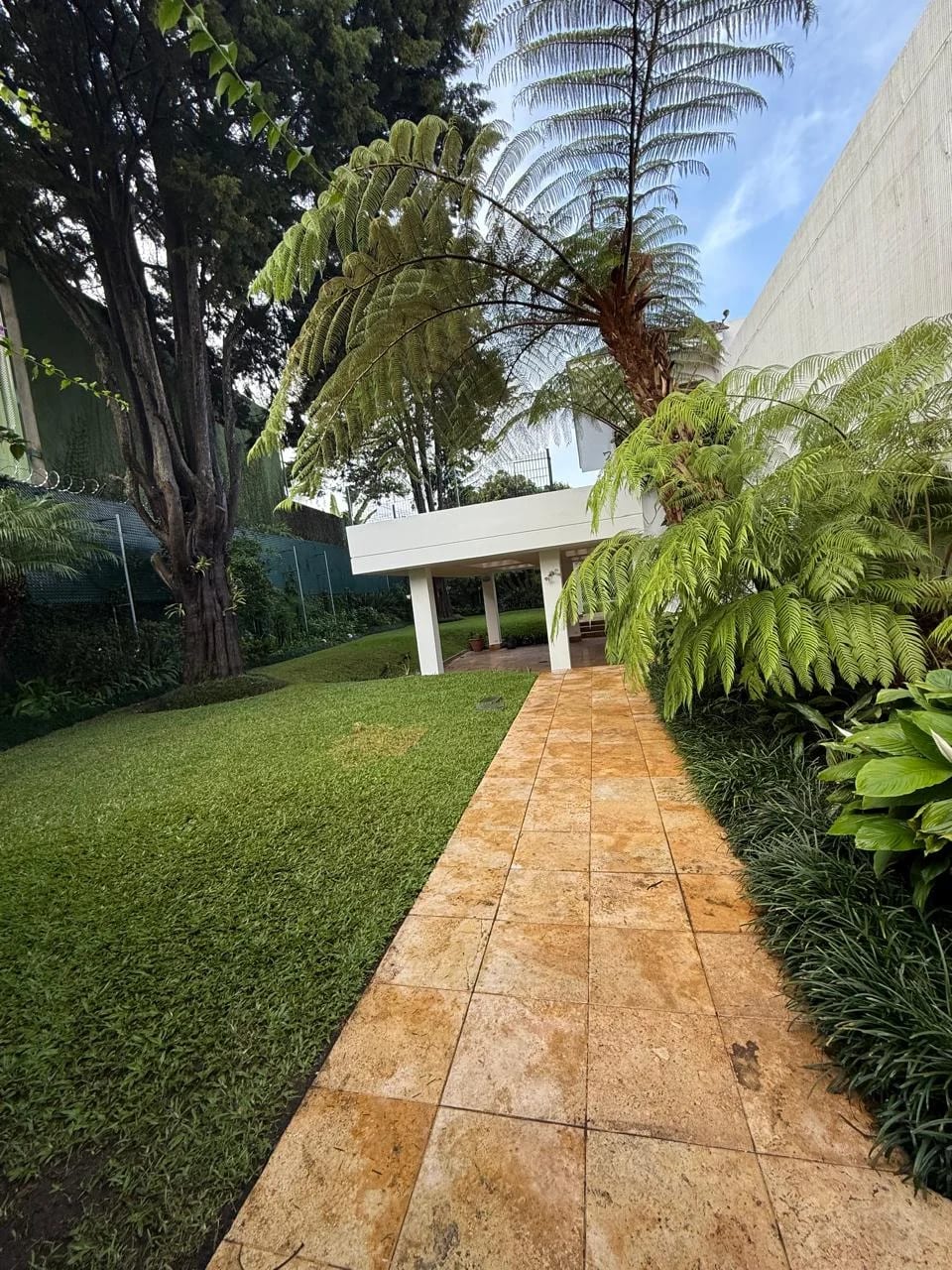 RENTO EXCLUSIVA CASA Z.14, PISCINA, AMPLIO JARDIN, LOBBY CON CAIDA DE AGUA — Casa en Alquiler en Zona 14, Guatemala, Ciudad — foto 6 de 17