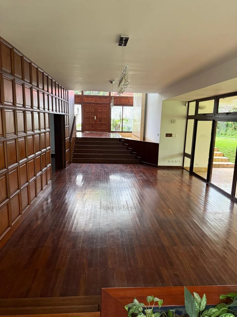 RENTO EXCLUSIVA CASA Z.14, PISCINA, AMPLIO JARDIN, LOBBY CON CAIDA DE AGUA — Casa en Alquiler en Zona 14, Guatemala, Ciudad — foto 14 de 17