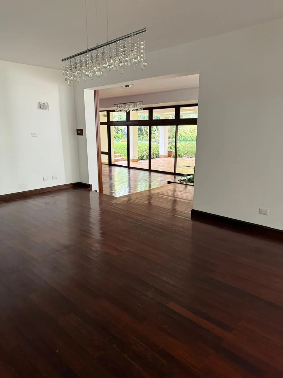 RENTO EXCLUSIVA CASA Z.14, PISCINA, AMPLIO JARDIN, LOBBY CON CAIDA DE AGUA — Casa en Alquiler en Zona 14, Guatemala, Ciudad — foto 17 de 17
