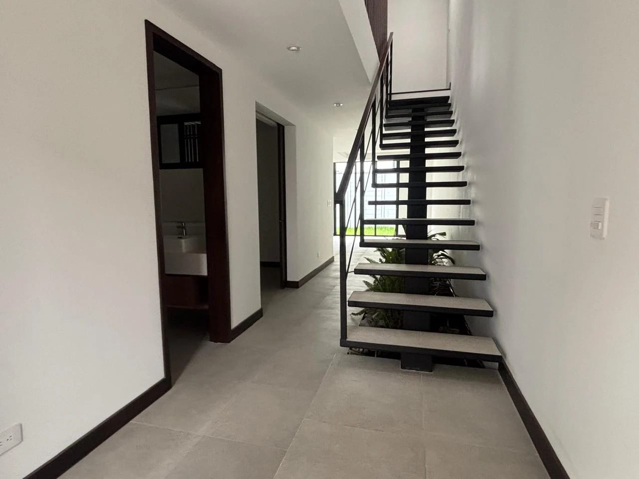 Alquilo Amplio Townhouse Condominio Molie Z.10 — Casa en Alquiler en Montys, Zona 10, Guatemala, Ciudad — foto 3 de 17