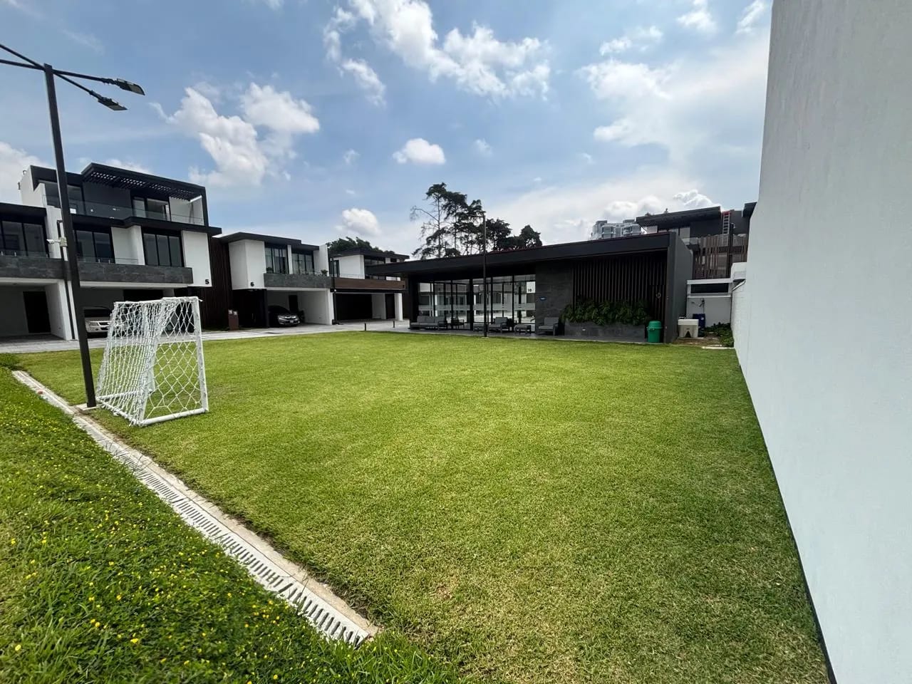 Alquilo Amplio Townhouse Condominio Molie Z.10 — Casa en Alquiler en Montys, Zona 10, Guatemala, Ciudad — foto 1 de 17