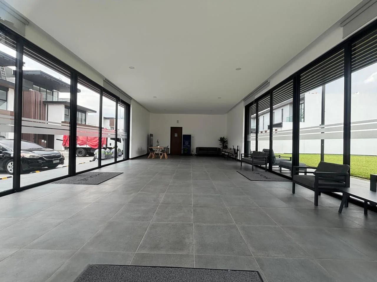 Alquilo Amplio Townhouse Condominio Molie Z.10 — Casa en Alquiler en Montys, Zona 10, Guatemala, Ciudad — foto 2 de 17