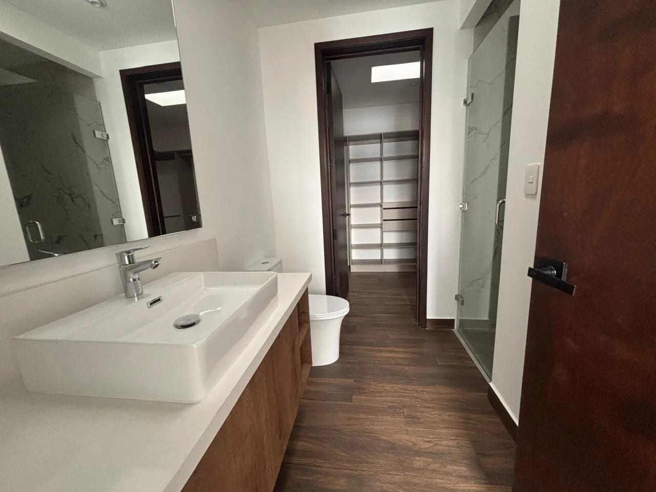 Alquilo Amplio Townhouse Condominio Molie Z.10 — Casa en Alquiler en Montys, Zona 10, Guatemala, Ciudad — foto 5 de 17