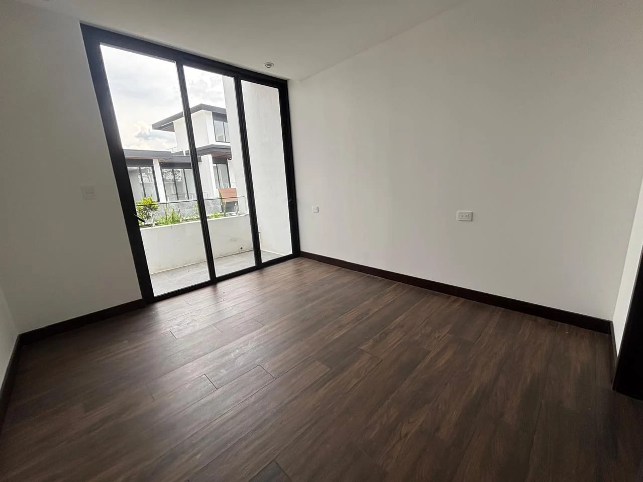 Alquilo Amplio Townhouse Condominio Molie Z.10 — Casa en Alquiler en Montys, Zona 10, Guatemala, Ciudad — foto 6 de 17