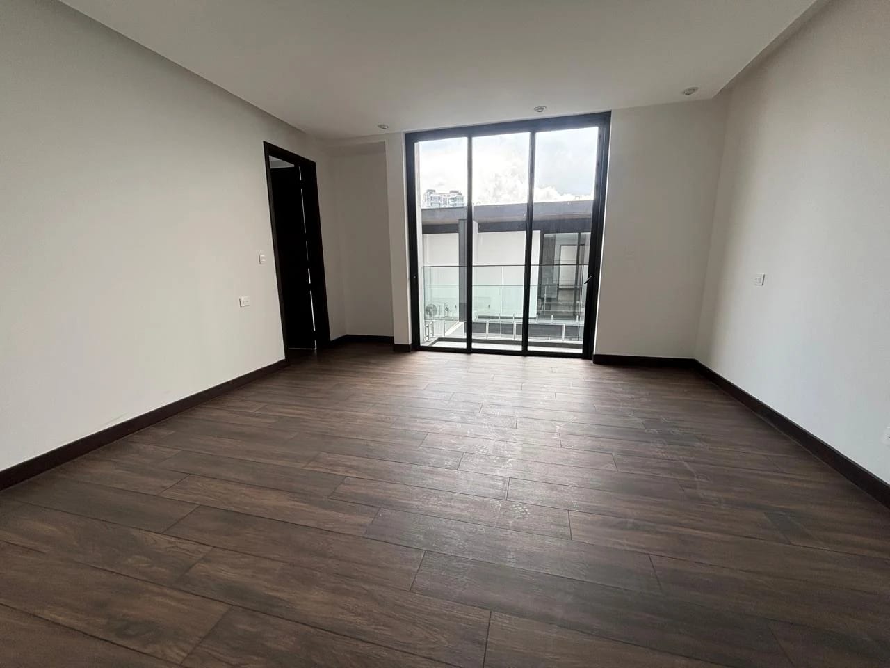 Alquilo Amplio Townhouse Condominio Molie Z.10 — Casa en Alquiler en Montys, Zona 10, Guatemala, Ciudad — foto 12 de 17