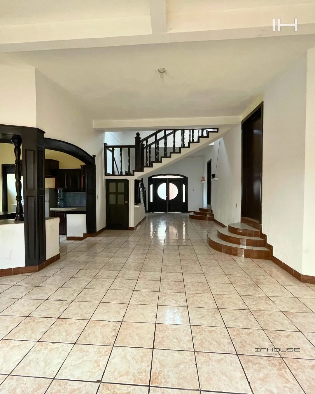 CASA EN RENTA, DE UN NIVEL EN ZONA 8 DE MIXCO, VALLES DE SAN CRISTÓBAL — Casa en Alquiler en Zona 8 Mixco, Guatemala, Ciudad — foto 3 de 10