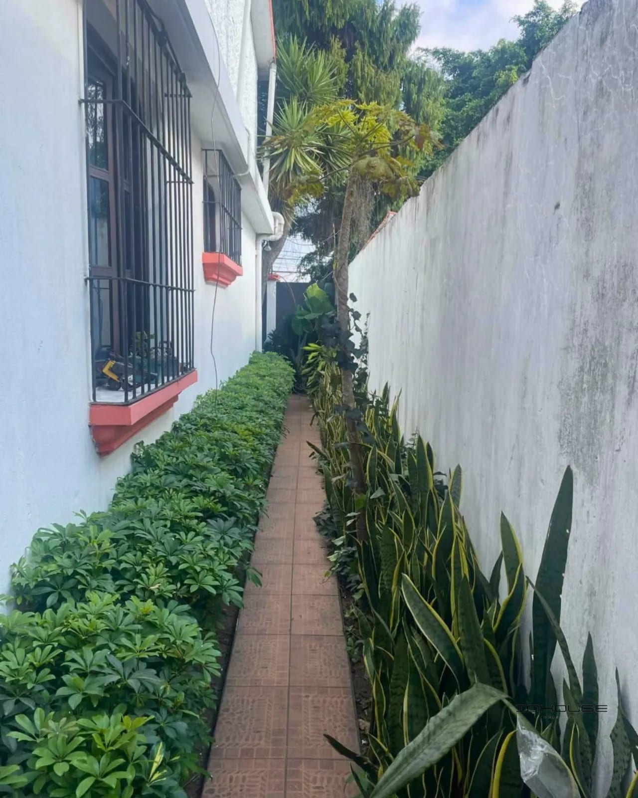 CASA EN VENTA EN SAN CRISTOBAL (A 1 CUADRA DE TORRE DE PINARES) — Casa en Venta en Zona 8 Mixco, Guatemala, Ciudad — foto 8 de 10