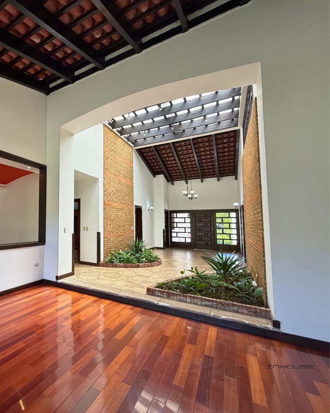 CASA EN RENTA DE UN NIVEL EN CAES KM 18 CON AMPLIO JARDÍN — Casa en Alquiler en Carretera a El Salvador, Guatemala, Ciudad — foto 1 de 10